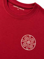Parte delantera de la camiseta burdeos con logo y etiqueta de Misticarium