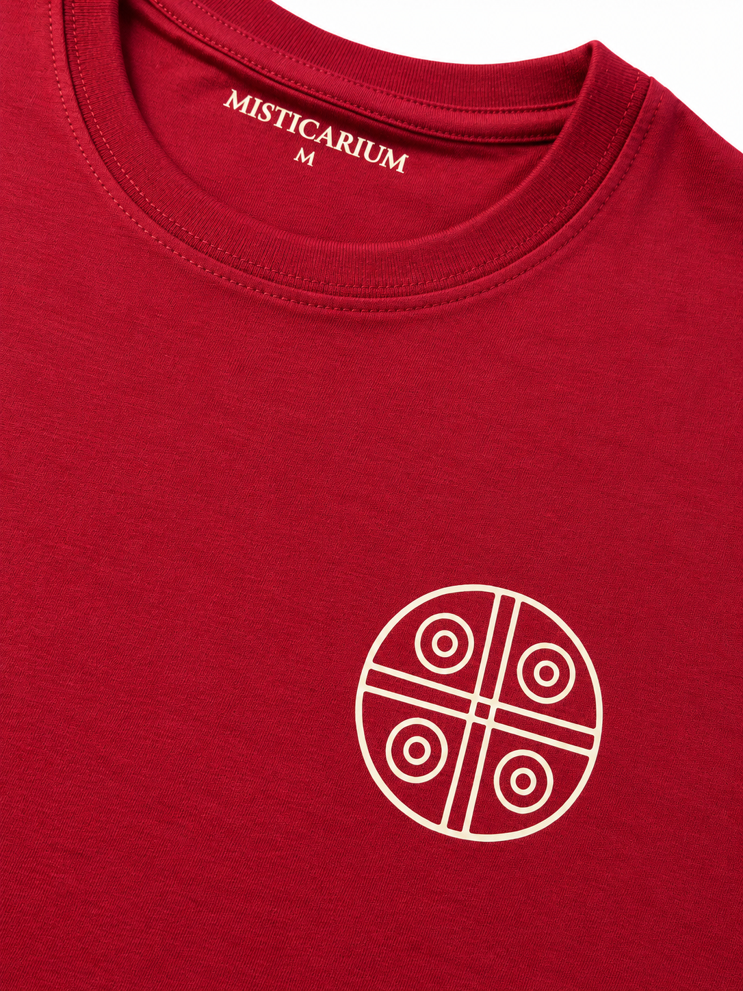 Parte delantera de la camiseta burdeos con logo y etiqueta de Misticarium