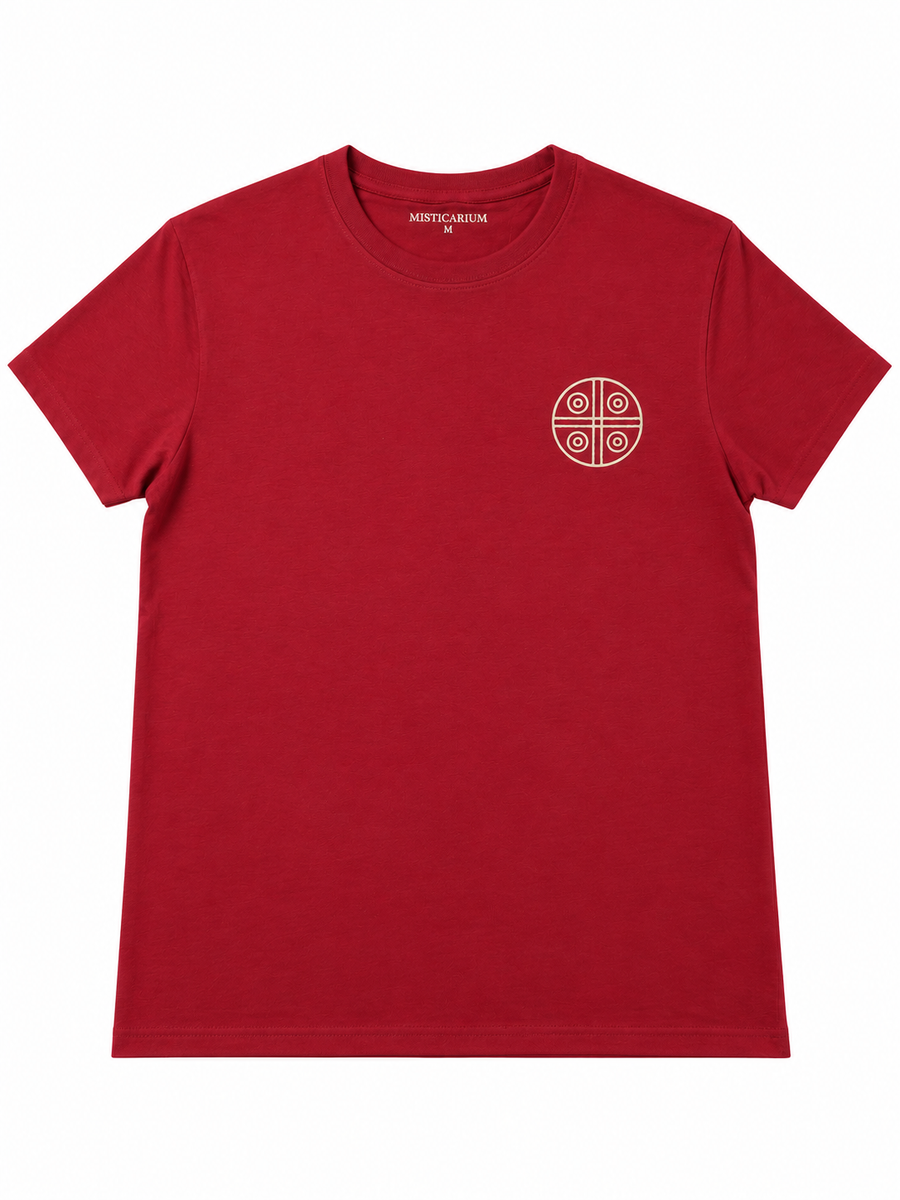 Camiseta burdeos Magia Amplificadora con el logo de Misticarium en el pecho, vista frontal
