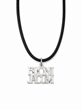 Colgante BUONI JACUM de plata de ley 925 con cordón negro ajustable sobre fondo blanco.