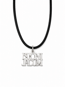 Colgante BUONI JACUM de plata de ley 925 con cordón negro ajustable sobre fondo blanco.