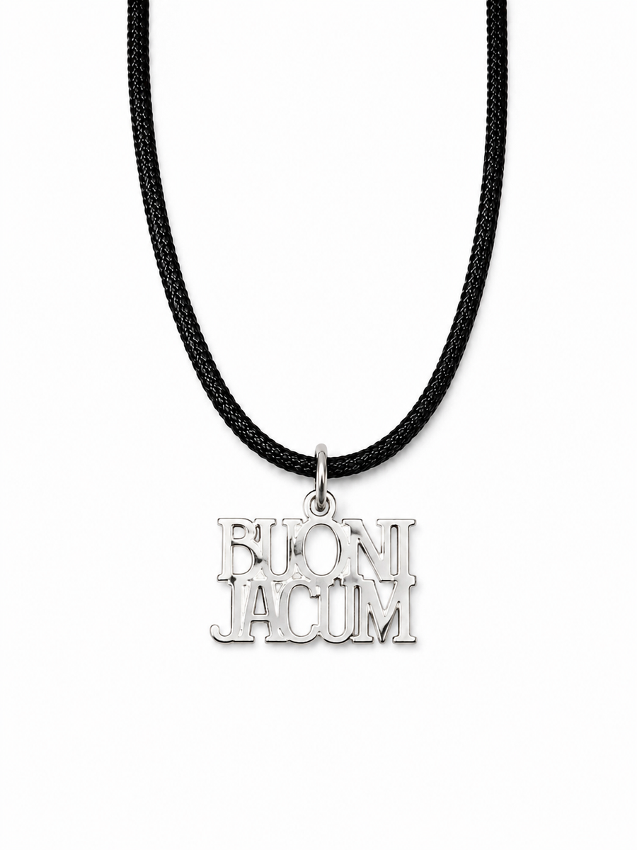 Colgante BUONI JACUM de plata de ley 925 con cordón negro ajustable sobre fondo blanco.