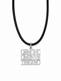 Colgante OS NON COMMINUETIS EX EO de plata de ley 925 con cordón negro ajustable sobre fondo blanco.