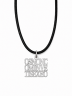 Colgante OS NON COMMINUETIS EX EO de plata de ley 925 con cordón negro ajustable sobre fondo blanco.