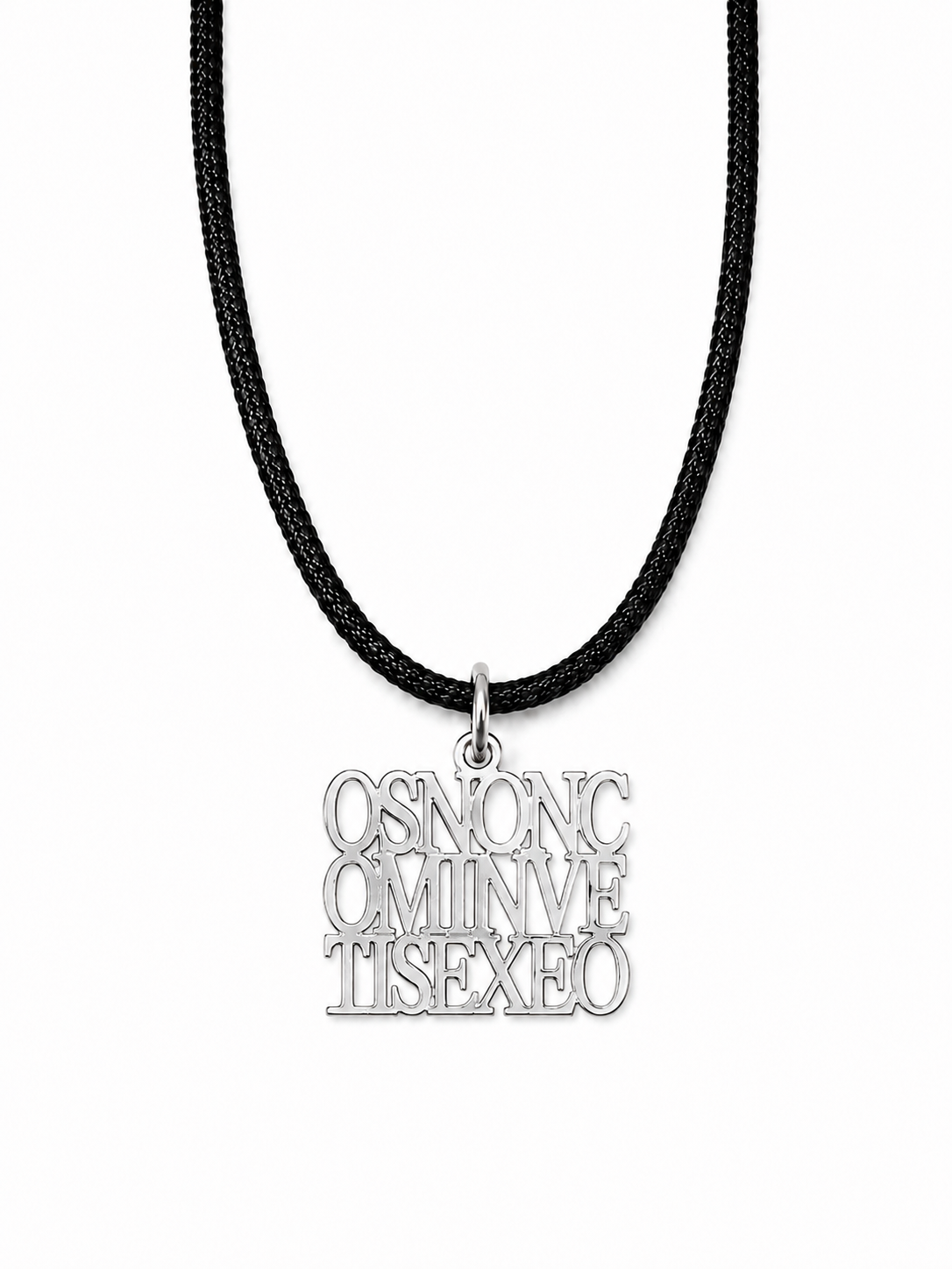 Colgante OS NON COMMINUETIS EX EO de plata de ley 925 con cordón negro ajustable sobre fondo blanco.