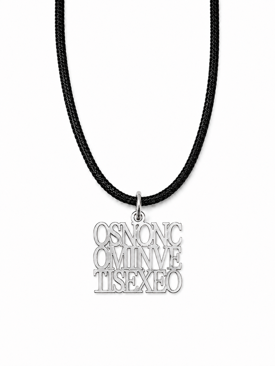 Colgante OS NON COMMINUETIS EX EO de plata de ley 925 con cordón negro ajustable sobre fondo blanco.