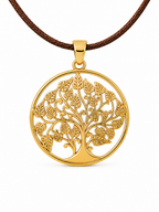 Vista frontal del colgante dorado Árbol de la Vida con diseño calado y cordón marrón sobre fondo blanco.