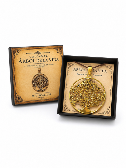 Colgante dorado Árbol de la Vida presentado en su estuche negro junto a la tapa ilustrada de Misticarium.