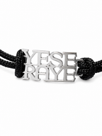 Detalle macro de las letras caladas de la pulsera YESERAYE en plata de ley 925