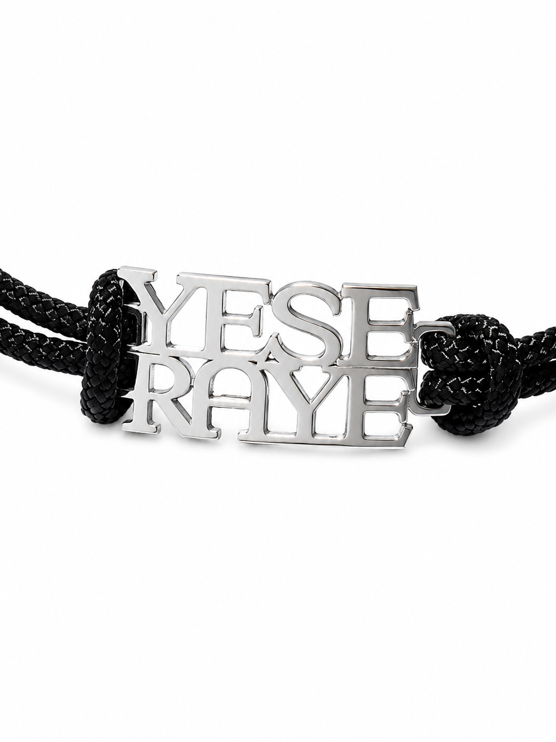 Detalle macro de las letras caladas de la pulsera YESERAYE en plata de ley 925