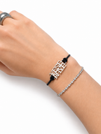 Pulsera YESERAYE de placa calada puesta en la muñeca