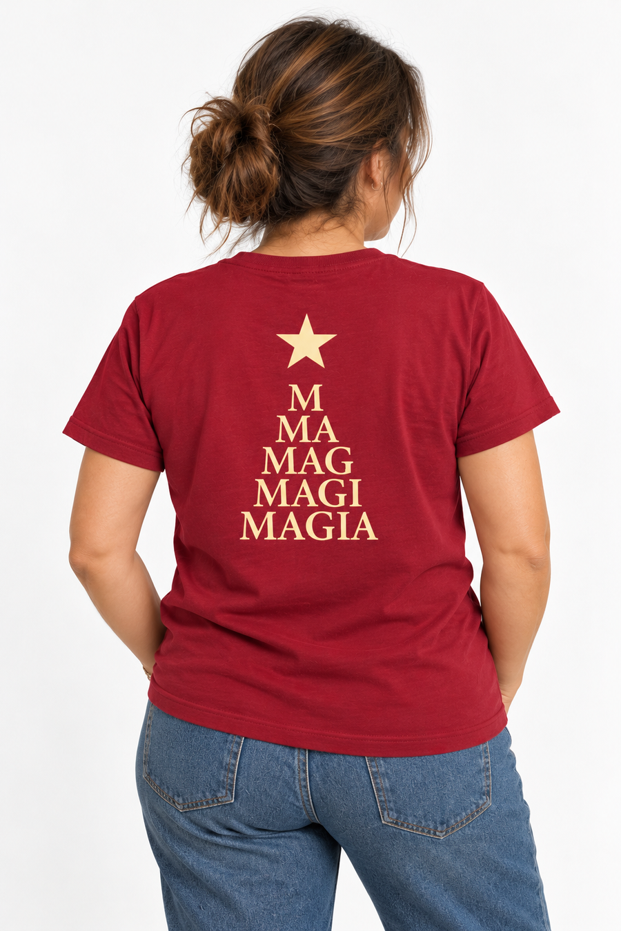 Camiseta MAGIA: palabra construida letra a letra en forma de árbol de Navidad con estrella