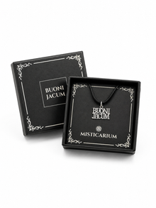 Caja de presentación Misticarium con el colgante BUONI JACUM de plata de ley 925 listo para regalar.