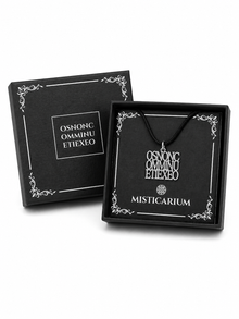Caja de presentación Misticarium con el colgante OS NON COMMINUETIS EX EO de plata de ley 925 listo para regalar.
