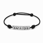 Pulsera YESERAYE de plata de ley 925 con cordón negro ajustable sobre fondo blanco.