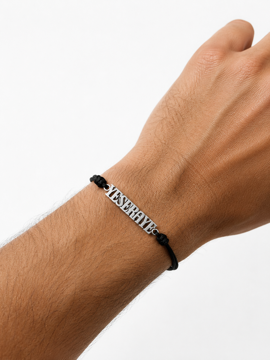 Persona llevando la pulsera YESERAYE de plata de ley 925 con cordón negro ajustable.