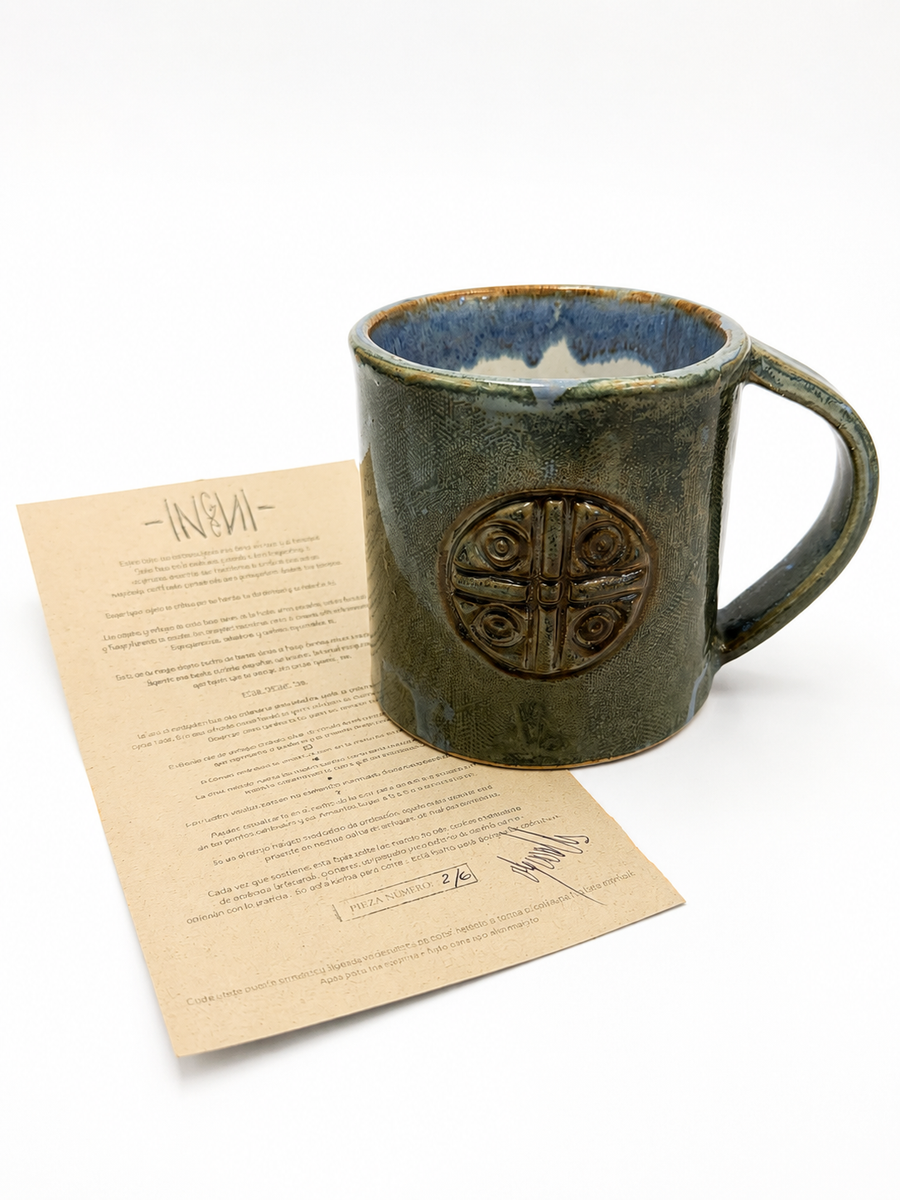 Taza de cerámica artesanal junto a su certificado de edición numerado del 1 al 6