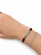 Pulsera YESERAYE de placa alargada puesta en la muñeca