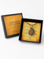 Colgante de amonita fósil natural engastada, con espiral en tonos marrón y ámbar